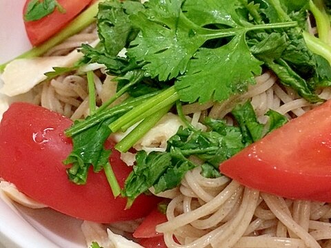 オリーブオイルが香る♪パクチー蕎麦